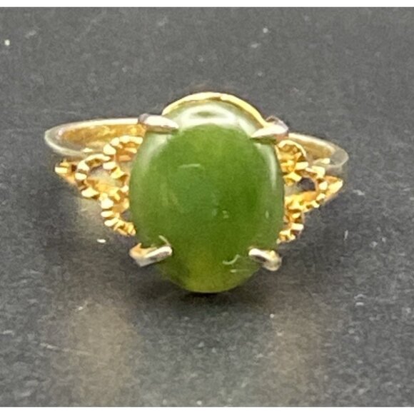 Unbranded Jewelry - Vintage Gold Tone Ring Jadeite Green Oval Cabochon Openwork Shoulders Size 6